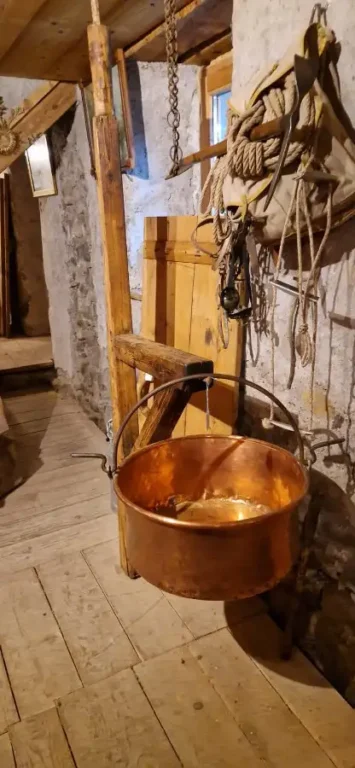 Petit coffre sculpté