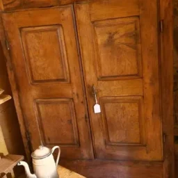 Cintres en bois sculpté